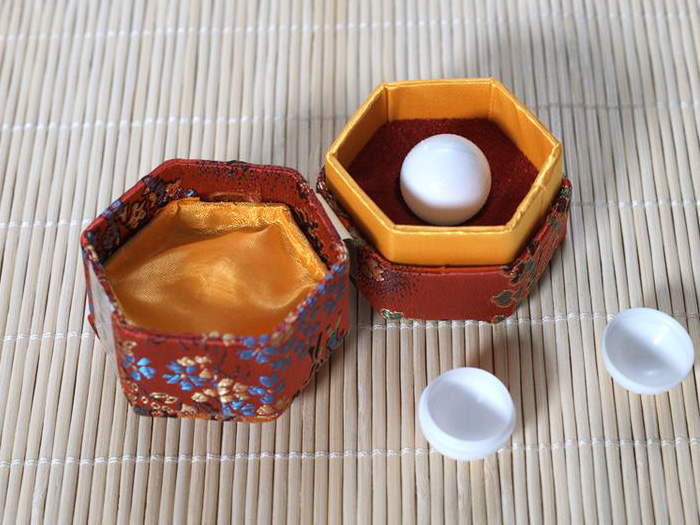 白色藥丸塑料球